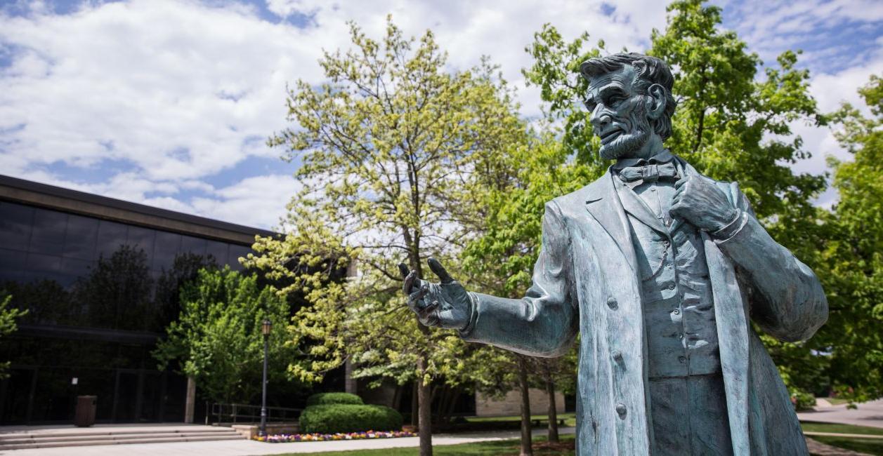 Abraham Lincoln statue on BETVLCTOR伟德登录?年代的校园.